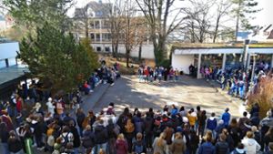 Wo sonst getobt wird, hält die Schulgemeinschaft inne: die Mahnwache auf dem Pausenhof des Plochinger Gymnasiums. Foto:  