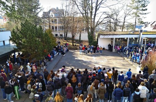 Wo sonst getobt wird, hält die Schulgemeinschaft inne: die Mahnwache auf dem Pausenhof des Plochinger Gymnasiums. Foto:  