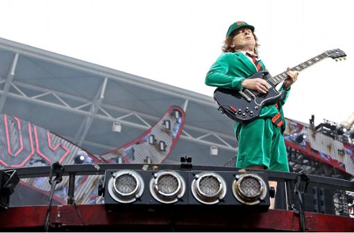 AC/DC-Frontmann Angus Young stiehlt keiner die Show – hier  bei einem Konzert 2016 in Leipzig. Foto: dpa/Jan Woitas