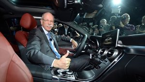 Der Chef und sein neuestes Baby: Dieter Zetsche und die Mercedes-C-Klasse in Detroit. Foto: dpa