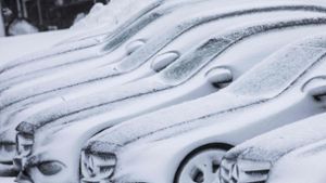 Sehr viel mehr Schnee als eine dünne Puderschicht werden die Stuttgarter nicht von ihren Autos fegen müssen. Foto: dpa
