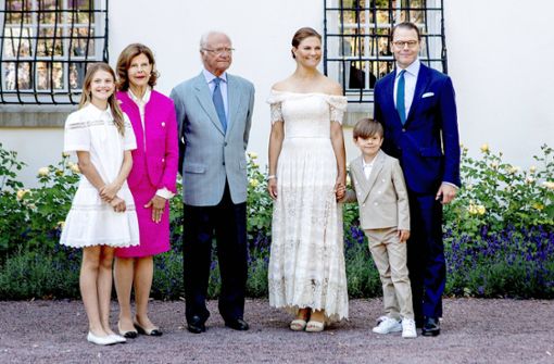 Ein Team für Schwedens Monarchie: König Carl XVI. Gustaf und Königin Silvia (in Pink) mit Kronprinzessin Victoria, Prinz Daniel (rechts) und den Kindern Estelle und Oscar Foto: imago/PPE