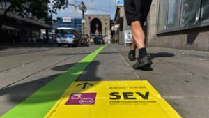 Lange grüne Striche auf dem Boden in der Innenstadt weisen den S-Bahn-Fahrgästen der Stammstrecke den Weg zu den Haltestellen der Ersatzbusse. Foto: Lichtgut/Ferdinando Iannone