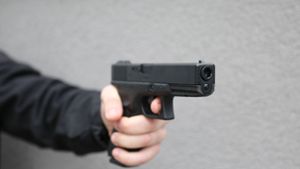 Einer der Täter bedrohte die Angestellte mit einer Pistole.(Symbolfoto) Foto: IMAGO/Daniel Scharinger/IMAGO/Daniel Scharinger