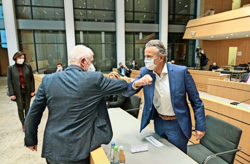 Amtsinhaber Fritz Kuhn (links) gratuliert seinem Nachfolger Frank Nopper am Wahlabend im Stuttgarter Rathaus. Foto: Lichtgut/Leif Piechowski