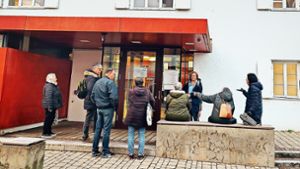 Kaum Menschen vor dem Bürgerbüro in Degerloch: Nach eineinhalb Jahren Schließzeit bleiben lange Schlangen aus. Foto: Lena Hummel