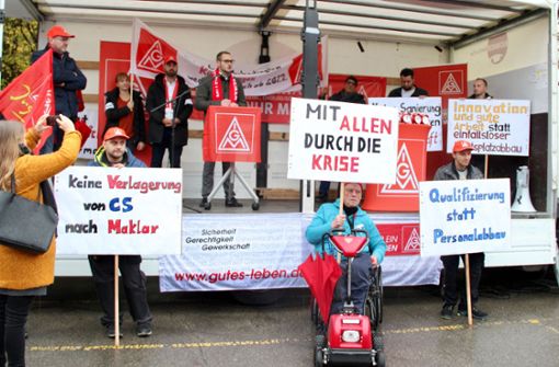 Mitarbeiter demonstrierten mit Plakaten gegen den geplanten Stellenabbau. Foto: dpa/Jonas Silbernagel