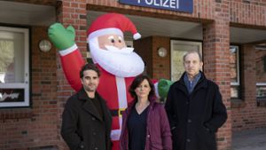 Das Team von „Nord Nord Mord“ (von links: Oliver Wnuk, Julia Brendler, Peter Heinrich Brix) bekommt Stress mit Weihnachtsmännern. Foto: ZDF/Georges Pauly