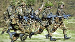 Soldaten der Bundeswehr bei einer Übung: Dass  wieder massenhaft Wehrpflichtige einrücken müssen, ist fraglich. Foto: dpa