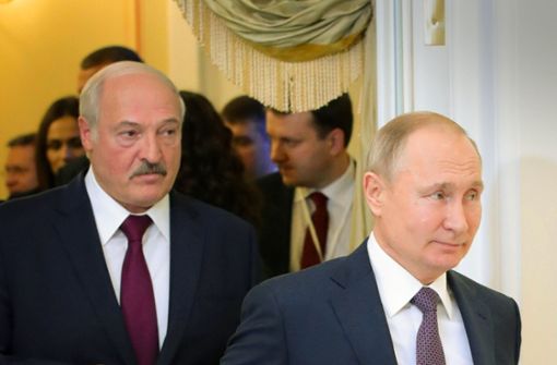 Lukaschenko hinter Putin, das war schon bei einem Treffen in St. Petersburg im Dezember so. Auch diesmal war klar, wie die Rollen verteilt sind. Foto: AFP/Mikhail Klimentyev