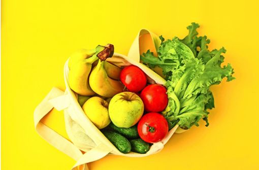 Wer Obst und Gemüse ohne Verpackung kauft, spart nicht nur Plastik, sondern kann auch nur genau so viel mitnehmen, wie er wirklich braucht. Foto: imago/YAY Images