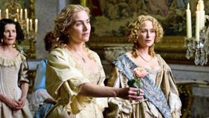 Kate Winslet (links) und Jennifer Ehle in „Die Gärtnerin von Versailles“. Mehr Eindrücke gibts in unserer Bildergalerie Foto: Verleih