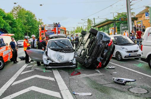 Unfallbrennpunkt Löwentorkreuzung: Ein Smart-Fahrer löste im August 2019 eine spektakuläre Karambolage aus. Foto: 7aktuell/Andreas Werner