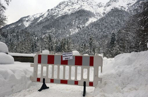 Bayern schickt 500 Bereitschaftspolizisten zusätzlich in die tief verschneiten Katastrophenregionen. Foto: dpa