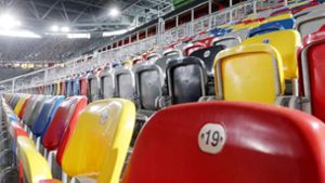 Das Düsseldorfer Fußballstadion ist leer. Weder Spieler noch Zuschauer halten sich aufgrund des Coronavirus in Stadien auf. (Archivbild) Foto: dpa/David Young