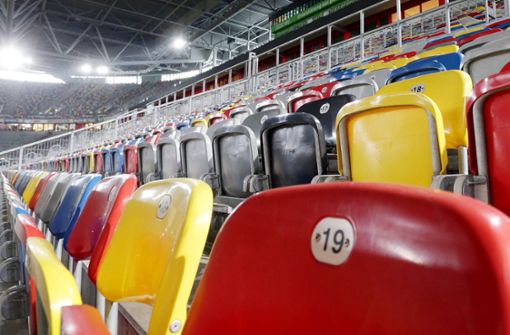 Das Düsseldorfer Fußballstadion ist leer. Weder Spieler noch Zuschauer halten sich aufgrund des Coronavirus in Stadien auf. (Archivbild) Foto: dpa/David Young