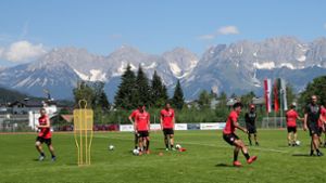Bei bestem Wetter und vor malerischer Kulisse stehen die Spieler des VfB Stuttgart in Kitzbühel auf dem Platz. Foto: Pressefoto Baumann