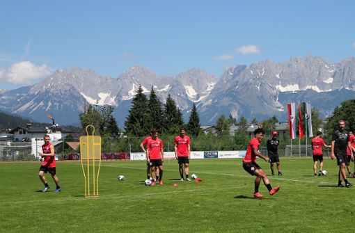 Bei bestem Wetter und vor malerischer Kulisse stehen die Spieler des VfB Stuttgart in Kitzbühel auf dem Platz. Foto: Pressefoto Baumann