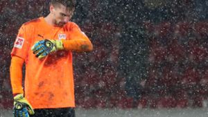 Tragischer Held im Schneetreiben von Mainz: VfB-Torhüter Ron-Robert Zieler hielt erst stark, dann patzte er. Foto: Baumann