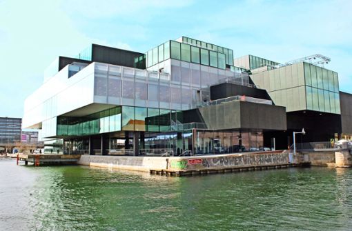 Das Dänische Architekturzentrum ist in einem markanten Bau namens Blox untergebracht. Zur Ausstellung gehört eine In­stallation von Olafur Eliasson. Foto: Susanne Hamann