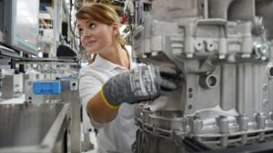 Eine Mitarbeiterin von ZF Friedrichshafen montiert ein Getriebesystem für schwere Nutzfahrzeuge. Der Anteil erwerbstätiger Frauen ist im Südwesten gestiegen. (Symbolbild) Foto: picture alliance / dpa/Felix Kästle