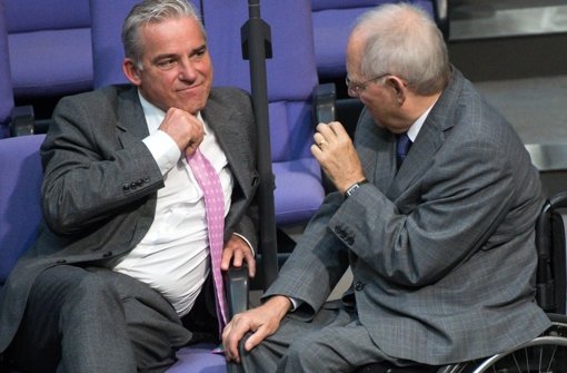 Wolfgang Schäuble (rechts) und sein Schwiegersohn Thomas Strobl unterhalten sich am Donnerstag im Bundestag. Aber worüber? Geht es womöglich um den Asylkurs der Kanzlerin, der den beiden baden-württembergischen CDU-Spitzenpolitikern missfällt? Foto: dpa