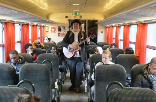 Der Luxemburger Künstler Serge Tonnar spielt in einem Zug ein Konzert. Anlass ist der weltweit erste kostenlose Personenverkehr im Großherzogtum. Foto: StZ/Veronika Kanzler
