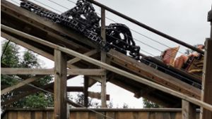 Das Bild zeigt die gerissene Kette an der Holzachterbahn im Europa Park in Rust. Foto: dpa