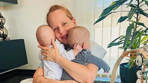 Melissa Knödler mit ihren vier Monate alten Babys. Während das Mädchen, Isabell, recht entspannt ist, kämpft Brüderchen Theo mit heftigen Schreiattacken. Foto: privat