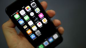 Ein Nutzer hält ein Apple-Gerät mit der vorinstallierten FaceTime-App in der Hand. Foto: AFP