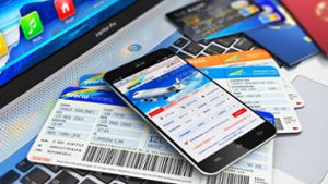 Immer mehr Menschen buchen beispielsweise Flugtickets oder Fahrkarten im Internet  – und haben sie elektronisch auf dem Handy gespeichert. Foto: Scanrail - Fotolia