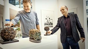 Die Ausstellungsmacher Ulrich Binder (l.)  und Horst Merkle. Foto: Lg/Achim Zweygarth