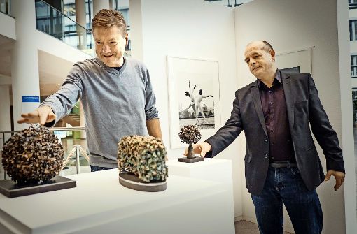 Die Ausstellungsmacher Ulrich Binder (l.)  und Horst Merkle. Foto: Lg/Achim Zweygarth