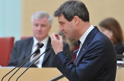 Markus Söder spricht im bayerischen Landtag, Horst Seehofer hört zu.  Foto: dpa
