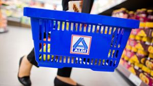 Die Jagd auf Sonderangebote in Supermärkten ist bei den Verbrauchern zurückgegangen. Foto: dpa