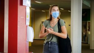 Emma Hohnecker in der Oscar-Paret-Schule: Der Griff zum Desinfektionsspender ist inzwischen Routine Foto: factum/Simon Granville
