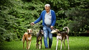 Helmut Schmidt und seine drei Windhunde: dem Vorsitzenden des Rennsportvereins Solitde fehlt eine Rennbahn, weshalb die Hundefreunde von Sachsenheim in den Rems-Murr-Kreis umgezogen sind. Foto: Gottfried Stoppel
