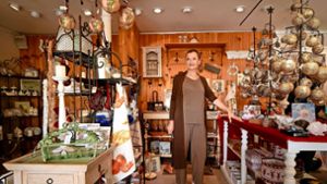Gabriele Förster hat mehr als 20 Jahre ihren Laden Landhaus Lifestyle betrieben. Sie will mehr Zeit für sich und die Familie – und hört deshalb auf. Foto: Simon Granville
