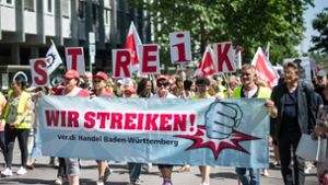 Demonstranten sind Anfang Juni anlässlich der Streiks im Einzelhandel in Stuttgart unterwegs. Foto: dpa