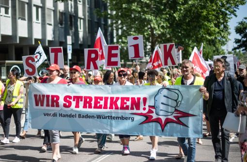 Demonstranten sind Anfang Juni anlässlich der Streiks im Einzelhandel in Stuttgart unterwegs. Foto: dpa