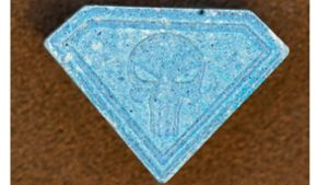 Eine Ecstasy-Pille „Blue Punisher“, aufgenommen im Labor des Drugchecking Projekts Berlin. Foto: drugchecking Projekt Berlin/dpa