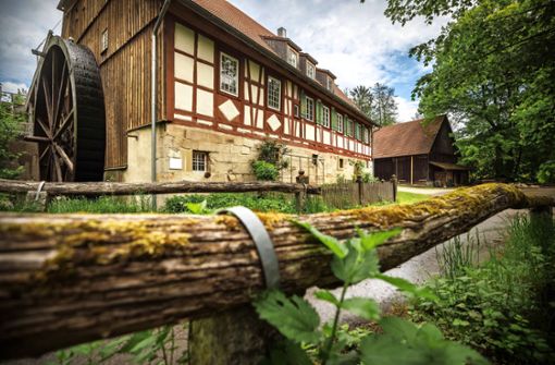 Die Meuschenmühle ist umgeben von Wald und Wiesen, die einen beschaulichen Rahmen um die betagte Immobilie bilden. Foto: Gottfried Stoppe/l