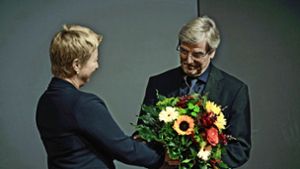 Regionaldirektorin Nicola Schelling beglückwünscht Thomas Bopp mit einem  Blumenstrauß. Foto: Lichtgut/Max Kovalenko