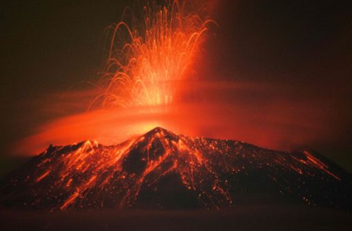 20. Mai 2023 : Der Vulkan Popocatépetl schleudert glühende Lava in den Abendhimmel. Foto: AFP/Osvaldo Cantero