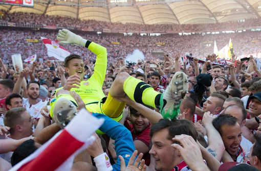 Nachdem der Aufstieg des VfB Stuttgart in die erste Bundesliga perfekt ist, lässt Torwart Mitch Langerak sich  am Sonntagnachmittag von den Fans feiern. Foto: dpa