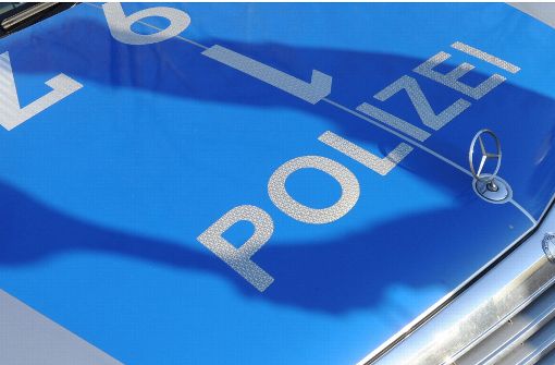 In Esslingen fährt ein Polizeibeamter auf Streife auf mehrere Autos. Foto: dpa