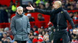 Manchester Citys Trainer Pep Guardiola (rechts) gestikuliert am Spielfeldrand. Links steht Manchester Uniteds Trainer Jose Mourinho. Foto: dpa