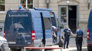 Mitarbeiter der Kriminaltechnik am Tatort in Bischofswerda. Das Schulgebäude ist durchsucht worden. Foto: dpa/Sebastian Kahnert