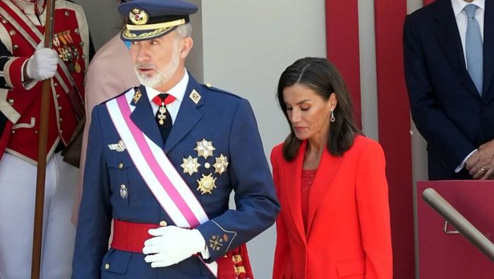 Königin Letizia von Spanien im knallroten Anzug
