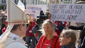 Bei der Protestaktion vor dem Freiburger Münster sucht  Erzbischof Stephan Burger das Gespräch mit den Frauen. Foto: dpa